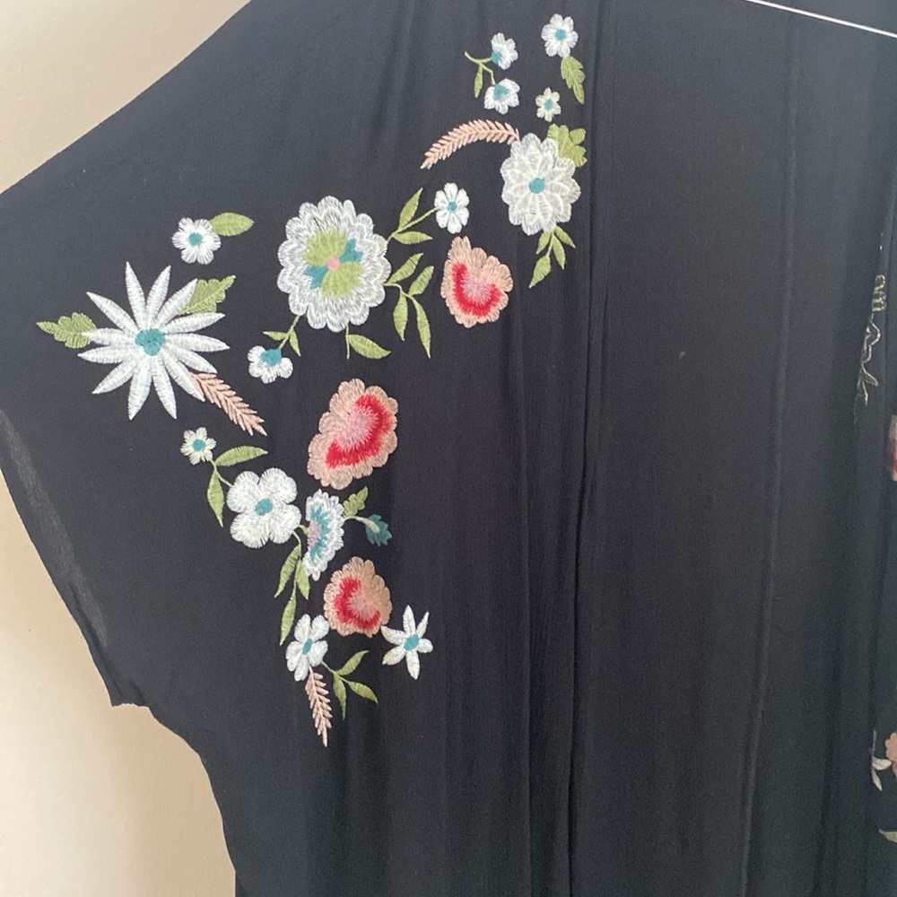 Torrid short sleeve Komono Black with Floral appliqué